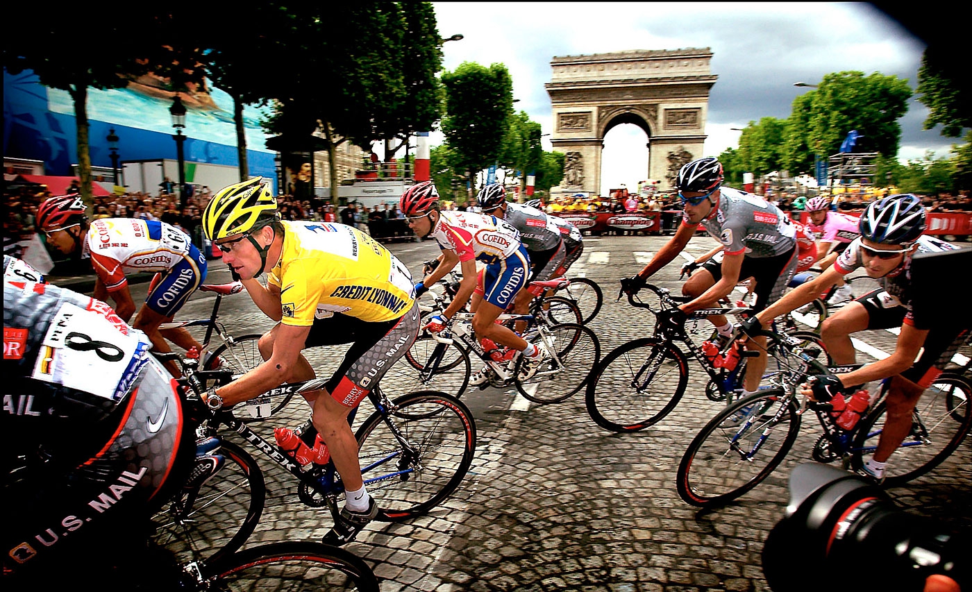 Lance Armstrong i den gule trøje vinder endnu et Tour de France